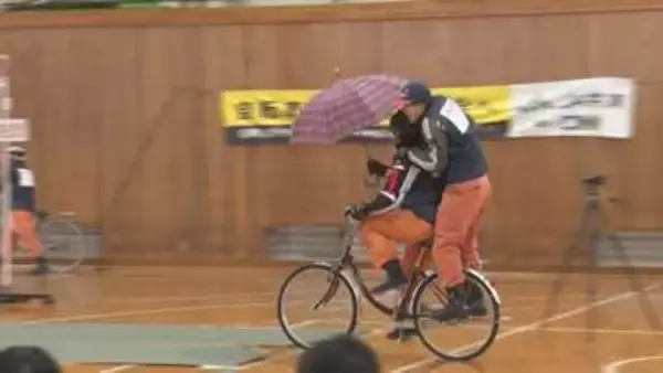 プロのスタントマンが自転車事故を再現　高校で交通安全教室　自転車が関係する事故160件 2人死亡【長野・佐久市】