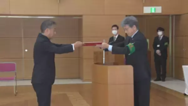 「出ていった皆さんが戻ってこられる伊那市づくりを」伊那市長選で初当選の吉田氏に当選証書【長野】