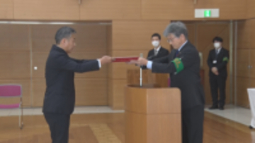 「出ていった皆さんが戻ってこられる伊那市づくりを」伊那市長選で初当選の吉田氏に当選証書【長野】