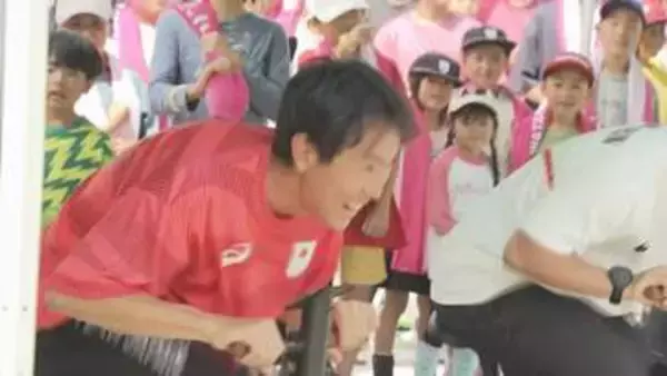 五輪メダリスト渡部暁斗さん　地元でラストジャンプ　ジャンプ台に向かうリフトは子どもたちの力で発電　「風に乗っていいジャンプができた」【長野・白馬村】