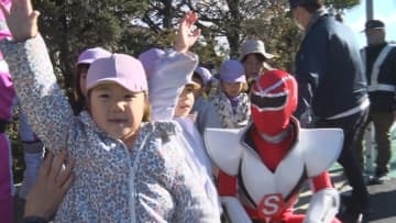 「左右見て手を挙げる！」年長園児が横断歩道の渡り方学ぶ　交通安全教室【長野】