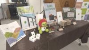 民間企業×県「根羽スギ」で作られたネームプレートやリンゴレザーで作ったネームホルダー　信州オリジナルグッズが完成