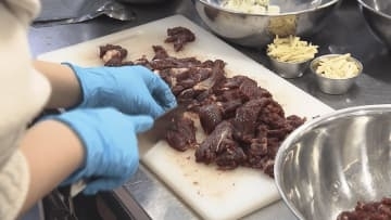 「シカ肉の炒め物」「クマ肉のシューマイ」高校生が駆除されたクマとシカ肉を使いジビエ料理学ぶ【長野】