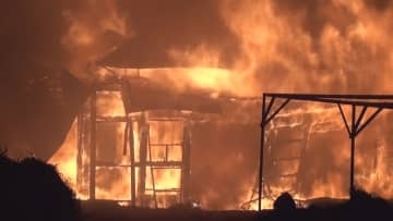 長野県岡谷市で住宅など3棟全焼　焼け跡から遺体見つかる　70代夫婦と連絡取れず