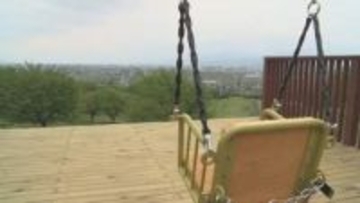 善光寺平を一望　茶臼山恐竜公園に大型ブランコ「CHAUSKY(チャウスカイ)」設置　「長野の風を感じてとても気持ちのいいブランコ」【長野】