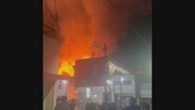 激しく立ち上る炎　松本市中心部の飲食店で火事　消防車両11台以上が出動　約4時間後に鎮火　けが人なし【長野】