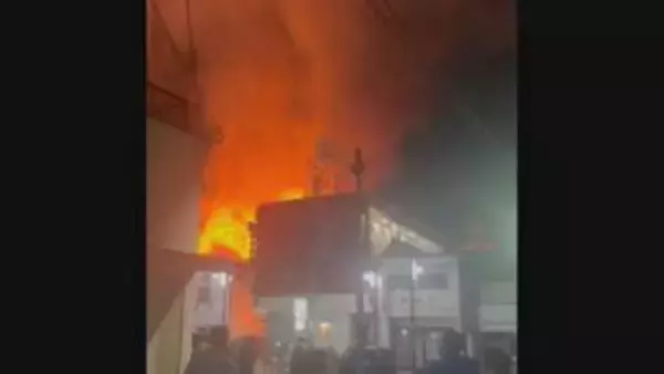 激しく立ち上る炎　松本市中心部の飲食店で火事　消防車両11台以上が出動　約4時間後に鎮火　けが人なし【長野】