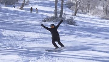 気持ちよさそうに雪の感触を楽しむ！野沢温泉スキー場がオープン【長野】