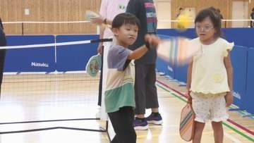「ボールを弾く音が気持ちいい」駒ヶ根市でアメリカ発祥のスポーツ「ピックルボール」体験会　子どもから大人まで気軽に挑戦【長野】
