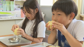 地元特産の白桃味わって／平津小学校で食育授業