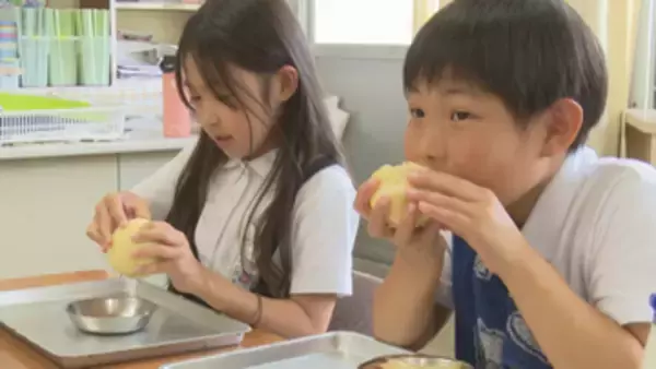 地元特産の白桃味わって／平津小学校で食育授業