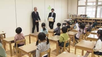 地元のこども園に絵本と紙芝居贈る／岡山市の三幸工務店【岡山】