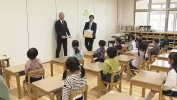 地元のこども園に絵本と紙芝居贈る／岡山市の三幸工務店【岡山】