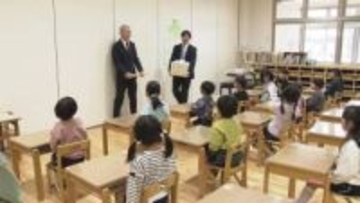 地元のこども園に絵本と紙芝居贈る／岡山市の三幸工務店【岡山】