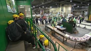 子どもたちが競り模擬体験に挑戦／岡山市中央卸売市場で親子イベント
