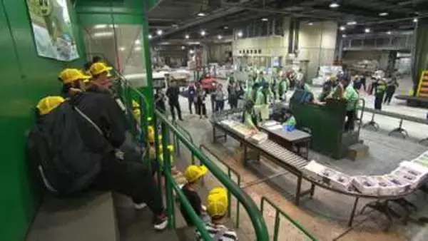 子どもたちが競り模擬体験に挑戦／岡山市中央卸売市場で親子イベント