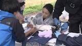 「コウノトリのひな３羽に個体識別の足環取り付け／まんのう町で香川県、町の職員ら【香川】」の画像1