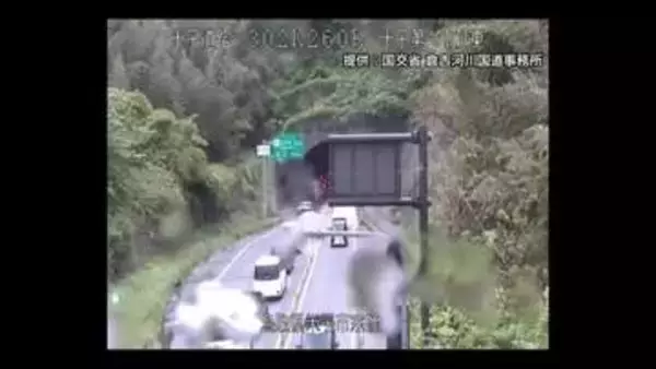 トンネル内で車が縁石に乗り上げ車線ふさぐ…後続の車も足止め　米子市の山陰道で事故による渋滞（鳥取）