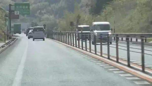 ツーリング中にワイヤーロープ式防護柵の支柱に衝突…鳥取市の山陰道でバイク運転の73歳男性が死亡