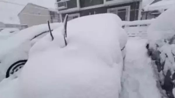 鳥取市で積雪50センチ超…8日夜にかけ大雪に厳重警戒　JRや空の便など交通機関マヒ状態