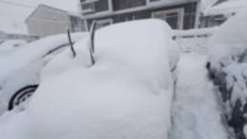 鳥取市で積雪50センチ超…8日夜にかけ大雪に厳重警戒　JRや空の便など交通機関マヒ状態