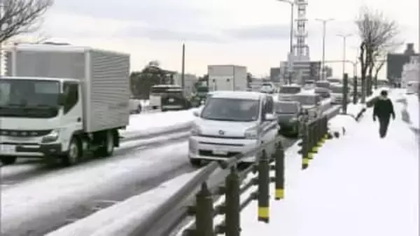 記録的大雪の影響続く…ノロノロ運転で道路は大渋滞　気温上昇と雨で雪崩などに注意