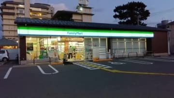 車がコンビニ入口に突っ込み大破　運転の50代女性「アクセルとブレーキを踏み間違えた」（鳥取）