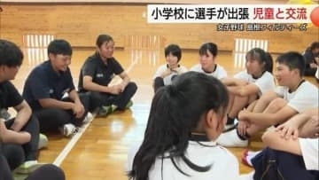 女子硬式野球クラブ「島根フィルティーズ」の選手が小学校へ　特別授業で子どもたちと交流（島根・川本町）