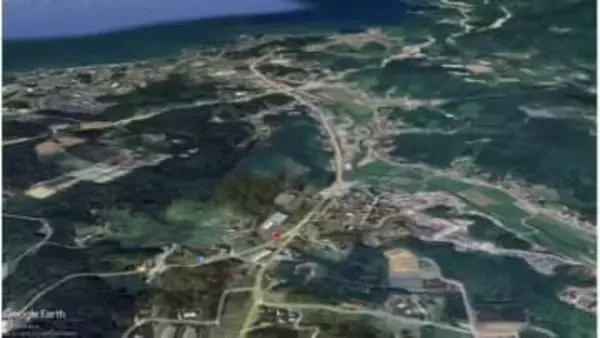 国道9号線を逸脱し倉庫に衝突　普通乗用車運転の高齢男性が死亡　現場は緩やかな右カーブ（島根）