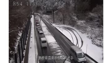 【続報】国道54号で車3台が衝突…一時全面通行止め　運転手1人が軽傷の模様（島根・雲南市）