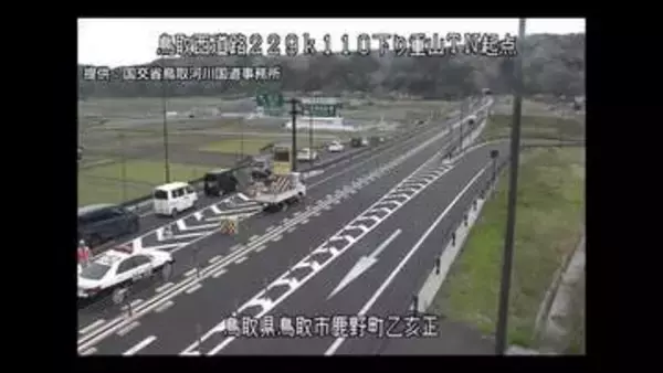 【速報】山陰道でバイクの単独事故…吉岡温泉IC付近で通行止め　運転手1人を救急搬送（鳥取）