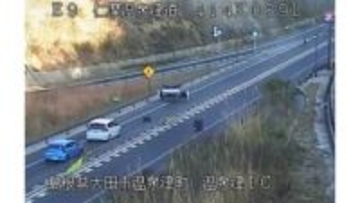 山陰道で車が横転　運転手を病院搬送　現場付近が一時通行止め（島根・大田市）