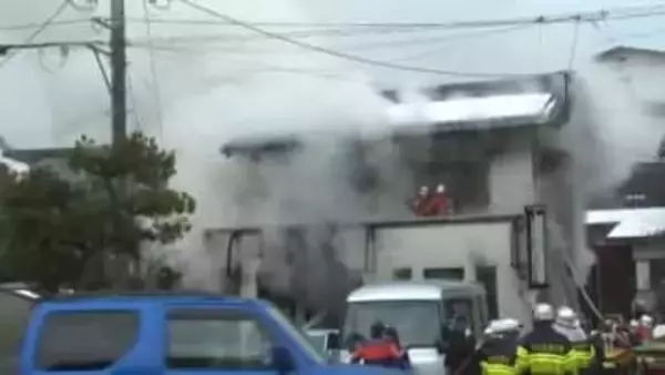 【続報】米子市で美容室兼住宅を全焼…猛烈な煙の中で消火活動　65歳女性が軽傷の疑いで病院搬送（鳥取）