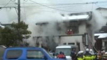 【続報】米子市で美容室兼住宅を全焼…猛烈な煙の中で消火活動　65歳女性が軽傷の疑いで病院搬送（鳥取）