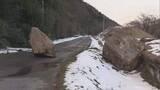 「最大震度5強の地震で落石…道路をふさいでいた岩を約4か月ぶり撤去　落石の危険性残り通行止め続く　鳥取」の画像1