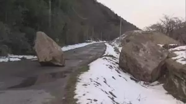 最大震度5強の地震で落石…道路をふさいでいた岩を約4か月ぶり撤去　落石の危険性残り通行止め続く　鳥取