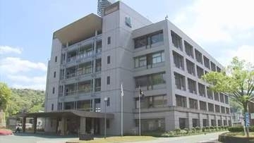 消火器まき散らしながら走行の二人乗り自転車　パトカー追跡中に車と衝突し1人意識不明　運転手は逃走