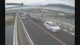 「「べた踏み坂」が大渋滞　事故で片側交互通行　松江市と境港市結ぶ江島大橋で車が縁石に衝突（島根）」の画像1