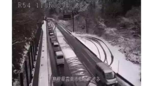 【速報】国道54号で車同士の衝突事故　全面通行止め　道路と周辺に積雪　1人けが（島根県雲南市）