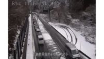 【速報】国道54号で車同士の衝突事故　全面通行止め　道路と周辺に積雪　1人けが（島根県雲南市）