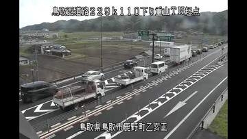 鳥取市の山陰道で車3台の衝突事故　女性と子供の2人を救急搬送　現場付近が一時通行止め