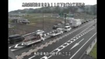 鳥取市の山陰道で車3台の衝突事故　女性と子供2人を救急搬送　現場付近が一時通行止め