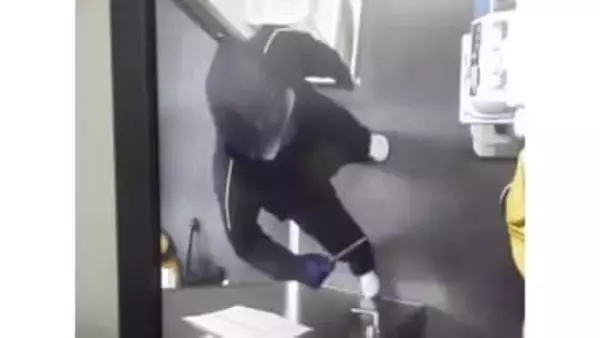 【続報】境港市スーパー強盗事件で逃走中の犯人の画像公開…店員脅し現金約270万円奪う（鳥取）