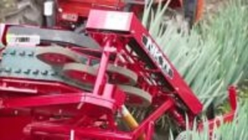 作業時間を半分に短縮！「体の負担を軽減…作業が楽に」白ネギ収穫マシーン実演　農家は期待の声（鳥取）