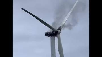 【速報】風力発電用の風車から炎と黒煙上がる…通報から1時間経過も鎮火に至らず消火活動中（鳥取・琴浦