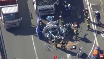 【速報】「軽自動車がトラックの間に挟まれた」女性１人が車内に…意識はある模様　広島・尾道バイパス