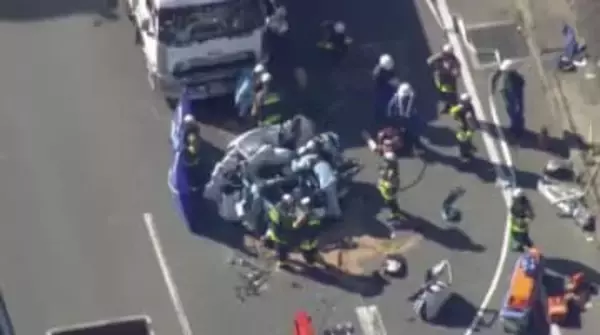 【速報】「軽自動車がトラックの間に挟まれた」女性１人が車内に…意識はある模様　広島・尾道バイパス