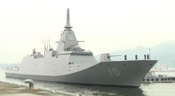 最新型ステルス護衛艦「ながら」海自呉基地初入港　建造費５２３億　凹凸の少ないデザイン　機雷除去装備