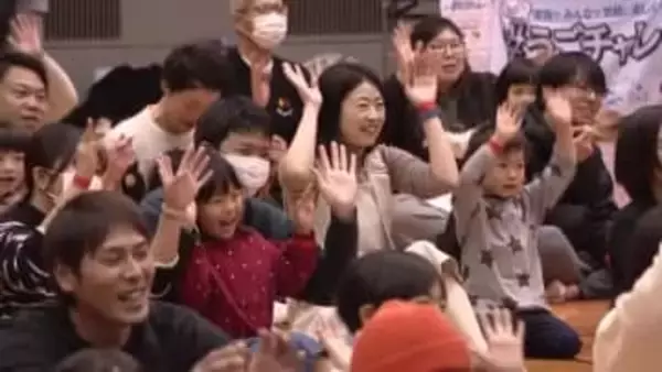 音楽に合わせて親子で体操　子供に大人気「ケロポンズ」も登場！