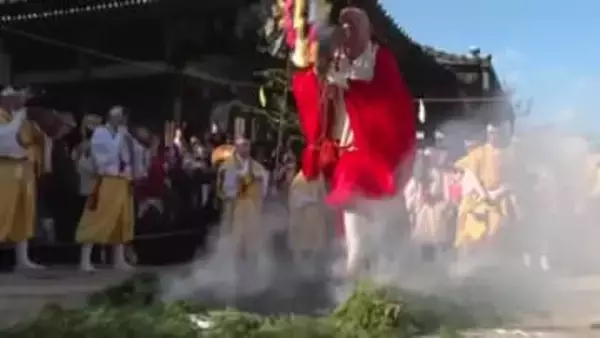 おそるおそるの人、小走りの人、いろいろ…無病息災願い「火渡り神事」広島・宮島 大聖院